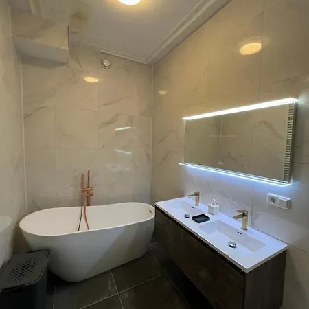 Artistic Independent Apartment, Centre Apartment *